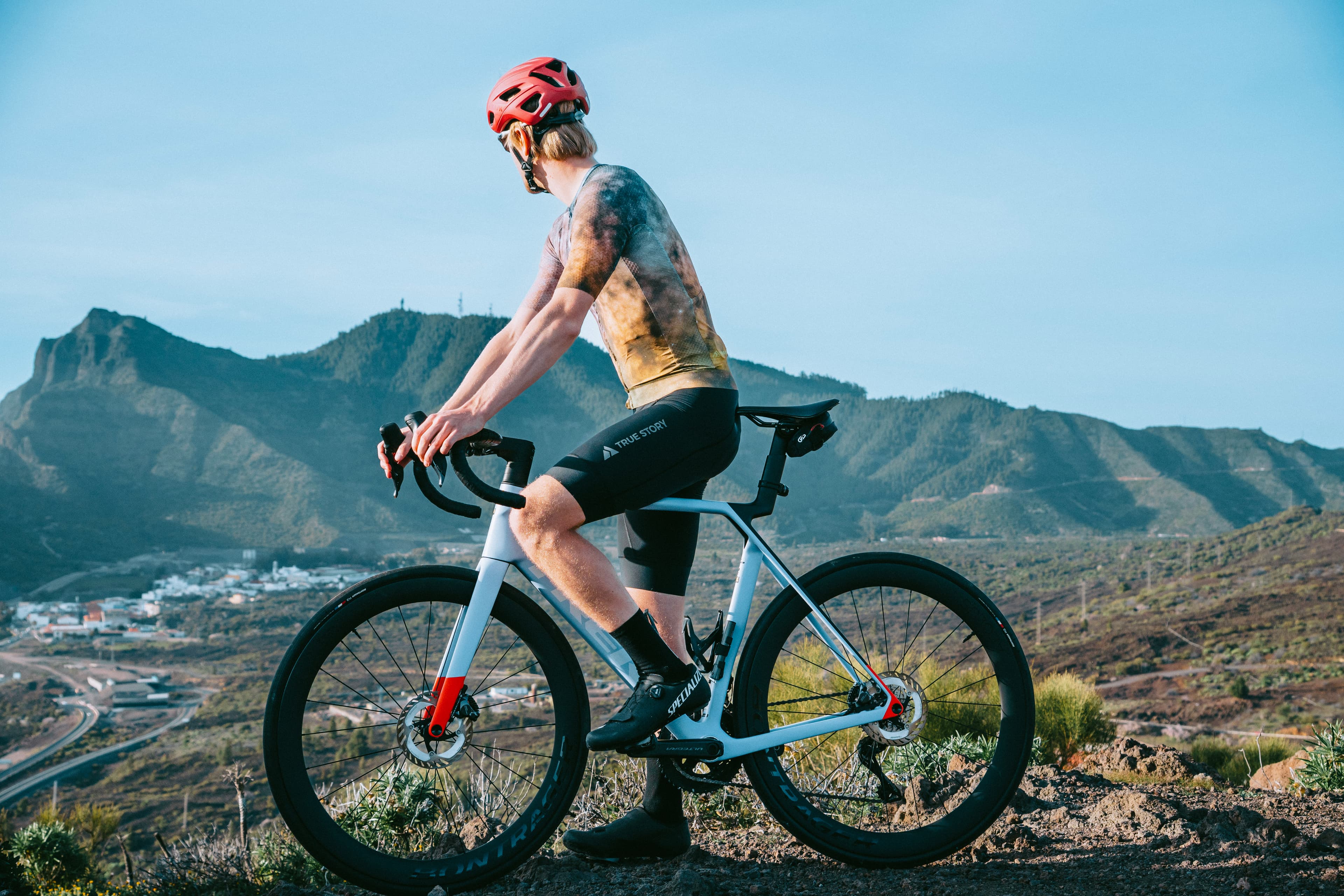 Ciclistas en rutas escénicas de Tenerife con paisaje volcánico